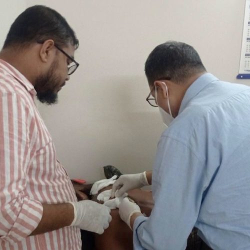 সম্পূর্ণ আমার নিজ অর্থায়নে অসহায় গরীব এক কৃষক বাবার চিকিৎসার দায়িত্ব নিল আসক
